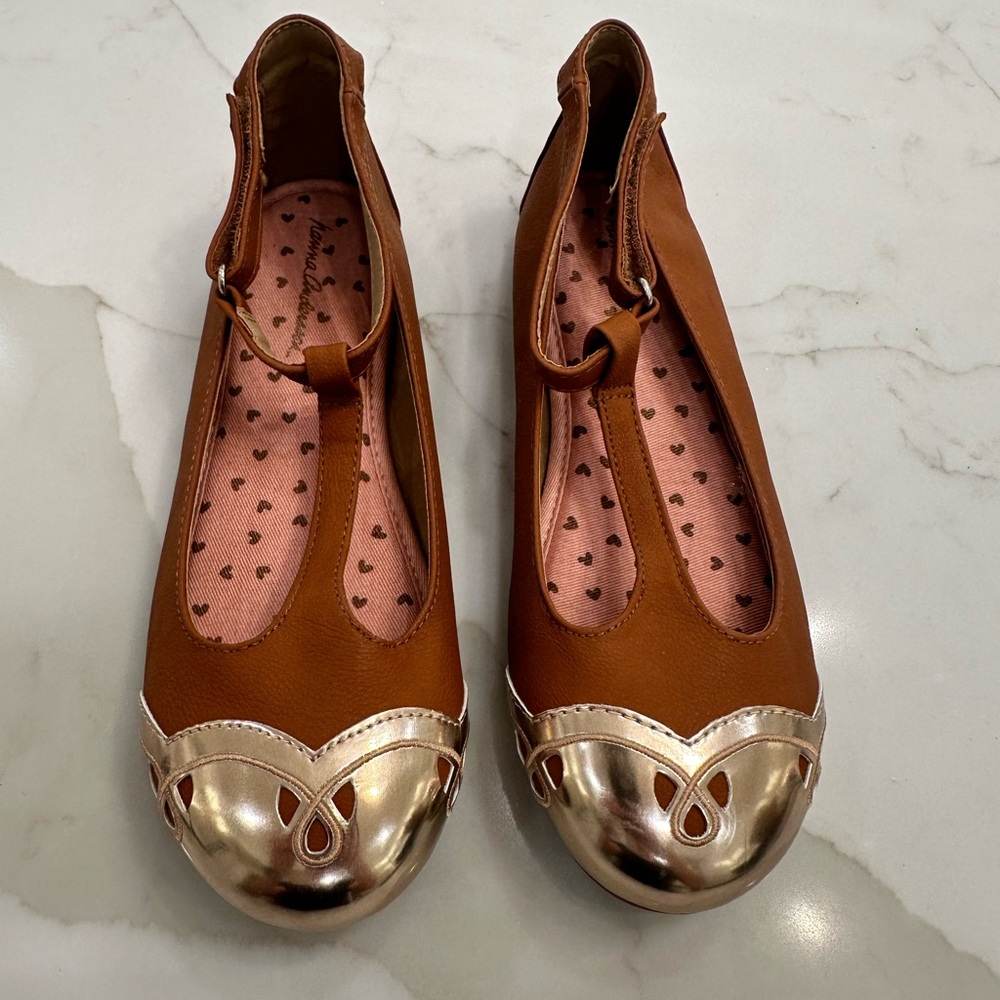 Hanna Andersson 3.5 Fall gold t strap shoes, NWOT